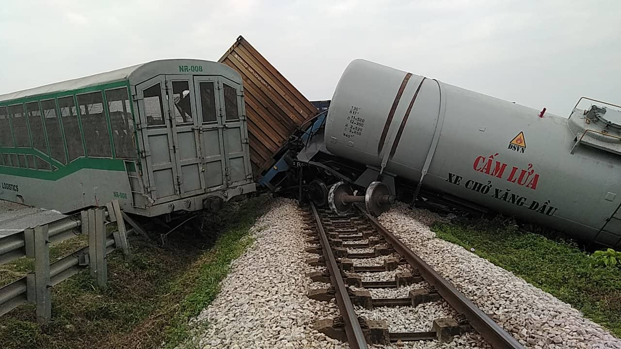 Kinh hoàng tàu hỏa kéo bồn xăng dầu đâm văng ôtô, đè bẹp xe máy