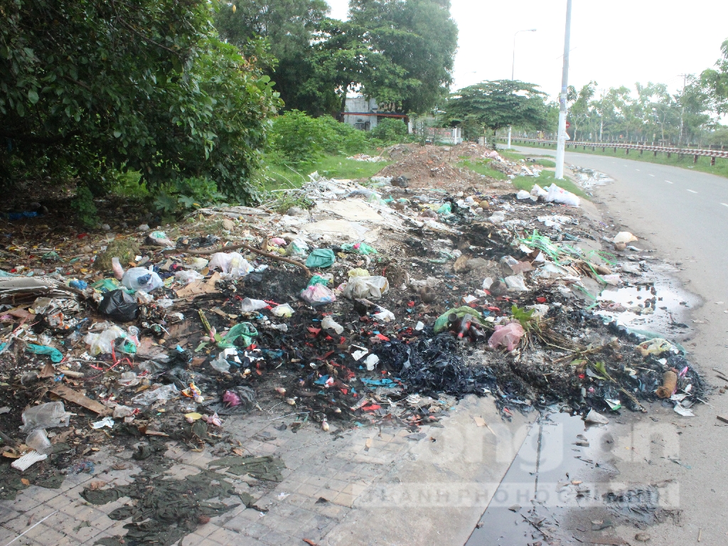 Những con đường 'than khóc' vì rác ở quận Bình Tân