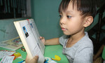 Kỳ tài cháu bé mới hơn 4 tuổi đã đọc chữ vanh vách