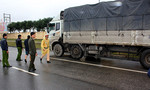 Cảnh sát giao thông bắt xe tải chở 12 tấn da, mỡ bò hôi thối
