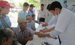 TP.HCM: Tặng quà Tết, khám bệnh cho người già ở phường Long Phước