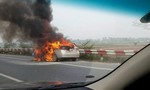 Ô tô chở 5 người bốc cháy ngùn ngụt trên cao tốc