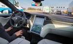 Clip xe tự lái Tesla dự đoán được tai nạn