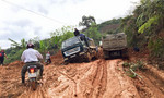 Đoàn xe quá tải chở gỗ từ Lào 'cày nát' đường dân sinh