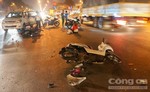 Hai xe máy tông trực diện tại giao lộ, cô gái may mắn thoát chết