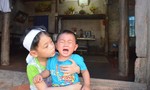 Bắc Giang: Bố mẹ qua đời vì tai nạn, hai trẻ nhỏ mồ côi