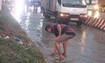 Người dân dầm mình trong mưa lớn để thông cống chống ngập ở Biên Hoà