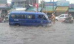 CSGT Biên Hòa dầm mình giúp dân trong cơn mưa lớn