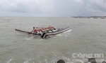 Sóng đánh chìm tàu cá tại cửa biển La Gi