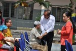 Phó Thủ tướng Trương Hoà Bình thăm, tặng quà đồng bào Chăm quận 8, TP.HCM