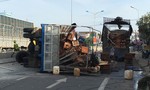 Quảng Ngãi: Xe tải lật, hàng trăm thùng mật ong vỡ tràn quốc lộ