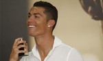 Ronaldo tích cực quảng cáo để ‘chống ế’ cho nước hoa