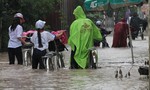 Mưa lớn nhấn chìm đường phố Biên Hòa trong biển nước