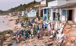 Sóng đánh sập 11 nhà dân ở Bình Thuận, nhiều ngư dân Bình Định gặp nạn trên biển