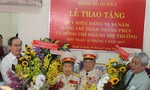 Bí thư Thành ủy TP.HCM Nguyễn Thiện Nhân trao huy hiệu đảng cho đảng viên
