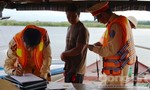 Xử phạt gần chục tàu chở cát quá tải trên sông Thu Bồn