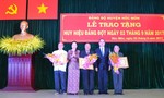 Bí thư Nguyễn Thiện Nhân trao huy hiệu đảng cho đảng viên