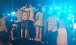 Phản cảm hình ảnh du khách nhảy trên nóc ô tô tại đêm nhạc hội Vũng Tàu