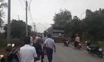 Người dân chặn xe chở bình ac-quy cũ, phản đối cơ sở xử lý chất thải