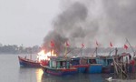 Cháy hai tàu đánh cá khi đậu trú bão ở Bến Tre, thiệt hại 2 tỷ đồng
