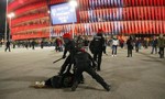 Một cảnh sát thiệt mạng khi ngăn bạo loạn tại Europa League