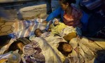 Rớt nước mắt cảnh 5 mẹ con từ Lào về Hà Nội xin quần áo