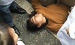 Vợ nằm dưới gầm xe cảnh sát để "cứu" chồng