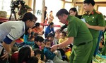 Tặng quà cho trẻ em khuyết tật tại Lâm Đồng