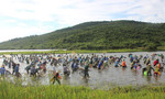Hàng trăm người dư lễ hội đánh cá Đồng Hoa