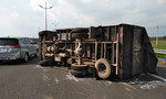 Xe tải lật nhào trên đường cao tốc Trung Lương, tài xế thoát chết