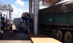 Xe container tông vỡ ki-ốt trạm thu phí, nhân viên trọng thương
