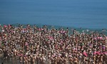 2.505 phụ nữ khỏa thân trên bãi biển