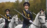 Nữ cảnh sát xinh đẹp cưỡi ngựa Nga gây sốt