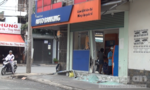 Ô tô tông vỡ cửa kính ngân hàng ở Sài Gòn rồi bỏ chạy