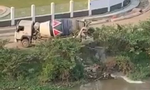 Xe bồn ngang nhiên xả bê tông thừa xuống sông ở Sài Gòn