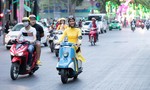Hoa hậu H’Hen Niê mặc áo dài, chạy xe máy trên đường