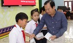 Trao 100 suất học bổng cho học sinh nghèo Bình Định