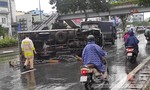 Xe tải "quét" giải phân cách, lật nhào trên đại lộ ở Sài Gòn, tài xế nhập viện