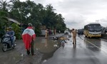 Tránh vũng nước trên đường, 2 người đi xe máy bị xe tải tông tử vong