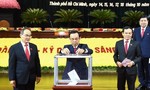 Các đại biểu dự Đại hội Đảng bộ TPHCM ủng hộ đồng bào miền Trung