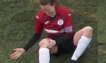 Nữ cầu thủ tự đấm vào chân để chữa trật khớp gối sau va chạm