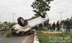 Xe bán tải gây tai nạn rồi lật ngửa trên đại lộ ở Sài Gòn, nhiều người bị thương
