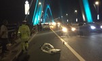 Tài xế thay lốp trên cầu Nhật Tân, bị xe máy tông tử vong