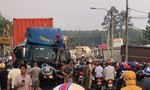 Đồng Nai: Xe container tông gãy lan can cầu, lao xuống suối