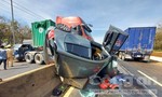 Xe container tông lật ô tô 4 chỗ, nhiều người kêu cứu