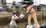 Cảnh sát đường thủy TPHCM sẻ chia với người nghèo miền sông nước