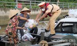 Loạt ảnh Cảnh sát đường thuỷ TPHCM chạy ca nô tặng quà ngư dân trên sông