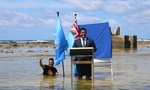 Ngoại trưởng Tuvalu đứng trong mực nước biển dâng để cảnh báo khí hậu