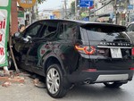 Xe Range Rover lao lên vỉa hè ở Sài Gòn tông tử vong người đi bộ