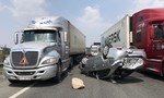 Xe 4 chỗ phơi bụng trên cao tốc TPHCM - Trung Lương, 4 người bị thương